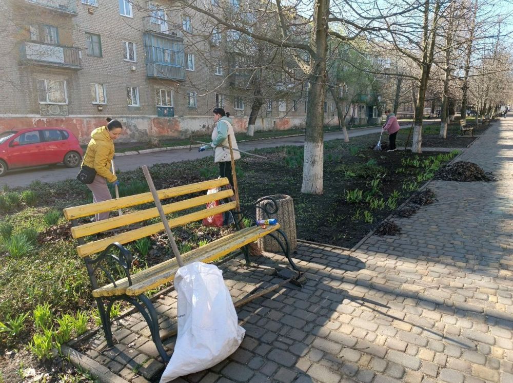 Субботники в Молодогвардейске продолжаются Субботники в Молодогвардейске продолжаются