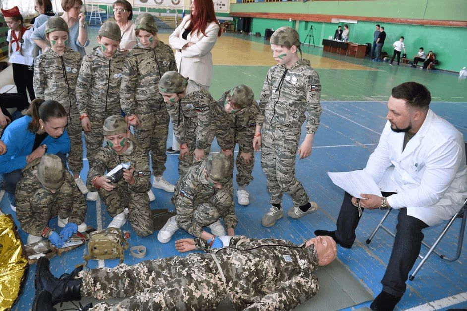 4 апреля в спортивном зале Краснодонской спортивной школы №1 состоялась первая фаза муниципального этапа Всероссийской военно-патриотической игры «Зарница», в которой приняли участие учащиеся младшей категории... 4 апреля в спортивном зале Краснодонской спортивной школы №1 состоялась первая фаза муниципального этапа Всероссийской военно-патриотической игры «Зарница», в которой приняли участие учащиеся младшей категории...