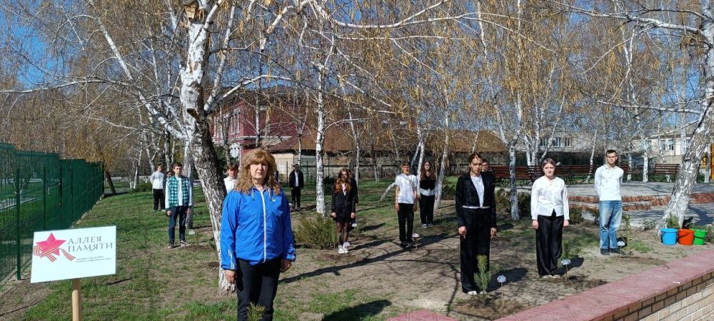 Единороссы высадили «Аллеи памяти» в старобельских школах в честь участников Великой Отечественной войны Единороссы высадили «Аллеи памяти» в старобельских школах в честь участников Великой Отечественной войны