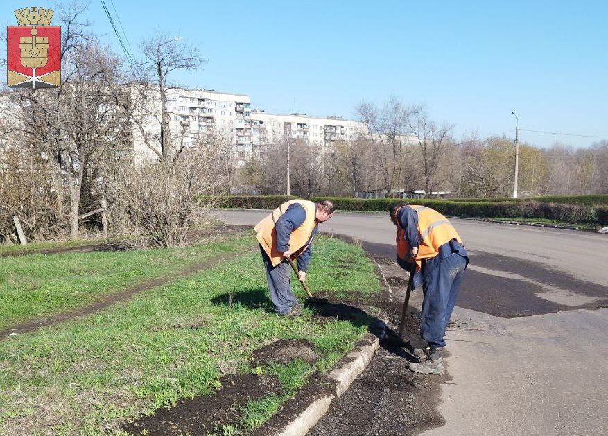Коммунальные службы проводят работы на территории города Коммунальные службы проводят работы на территории города