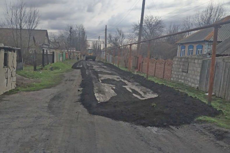 Свердловские коммунальщики улучшают дорожное покрытие на улице Бережного Свердловские коммунальщики улучшают дорожное покрытие на улице Бережного