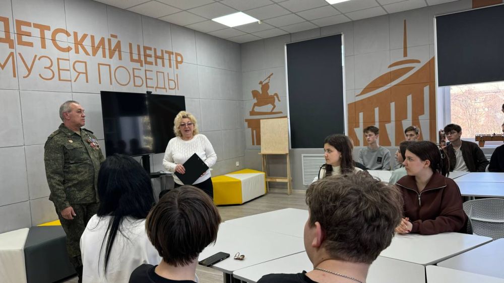 Школьники встретились с Героем ЛНР Александром Кузнецовым Школьники встретились с Героем ЛНР Александром Кузнецовым