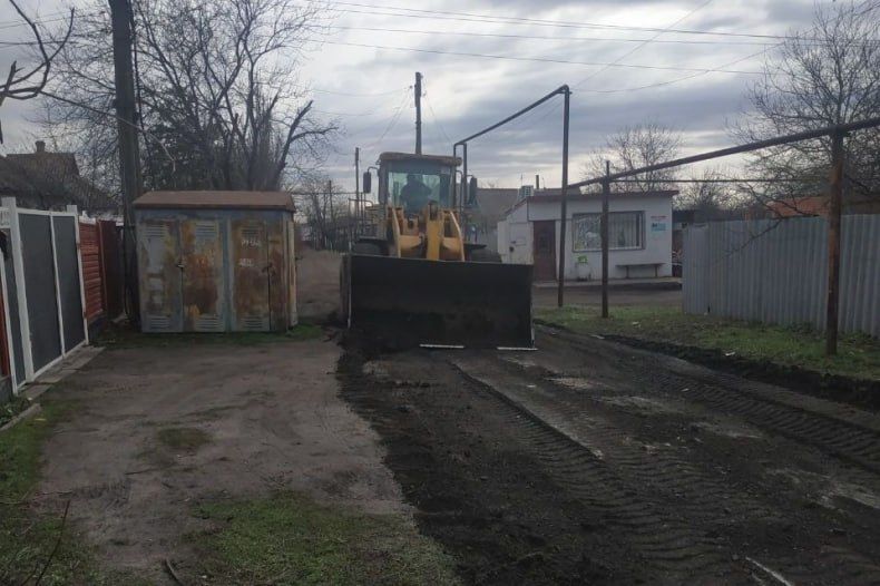 Свердловские коммунальщики улучшают дорожное покрытие на улице Бережного Свердловские коммунальщики улучшают дорожное покрытие на улице Бережного