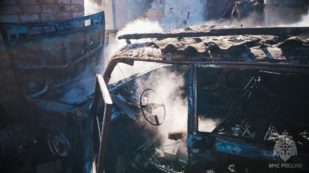 В Рубежном сотрудники МЧС России ликвидировали возгорание автомобиля В Рубежном сотрудники МЧС России ликвидировали возгорание автомобиля
