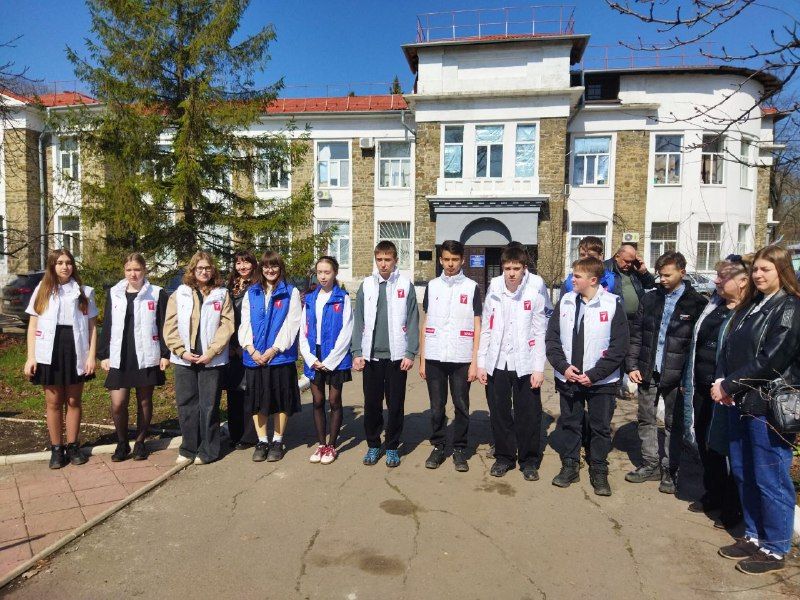 Сегодня, на территории городской больницы, где расположен Ровеньковский музей «Памяти погибших», состоялась высадка саженцев деревьев в рамках Всероссийской акции «Сад памяти» в память о погибших молодогвардейцах, о тех, кто... Сегодня, на территории городской больницы, где расположен Ровеньковский музей «Памяти погибших», состоялась высадка саженцев деревьев в рамках Всероссийской акции «Сад памяти» в память о погибших молодогвардейцах, о тех, кто...