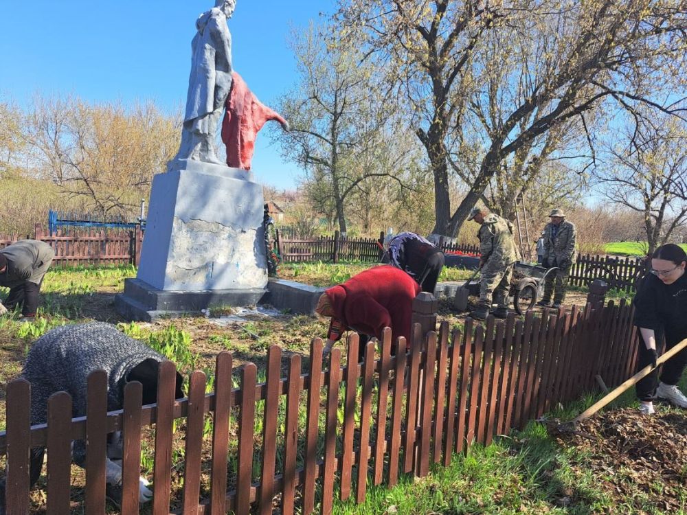 Сохраняя память: жители села Поповка благоустроили территорию Братской могилы Сохраняя память: жители села Поповка благоустроили территорию Братской могилы