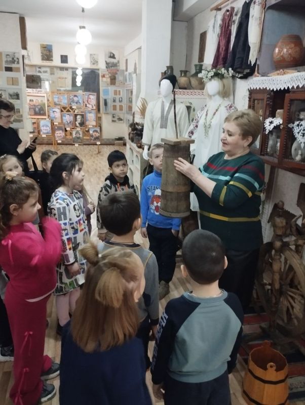 В Кировском историко-художественном музее состоялась экскурсия по экспозиции «Русская изба», которую посетили воспитанники старшей группы детского сада «Солнышко» В Кировском историко-художественном музее состоялась экскурсия по экспозиции «Русская изба», которую посетили воспитанники старшей группы детского сада «Солнышко»