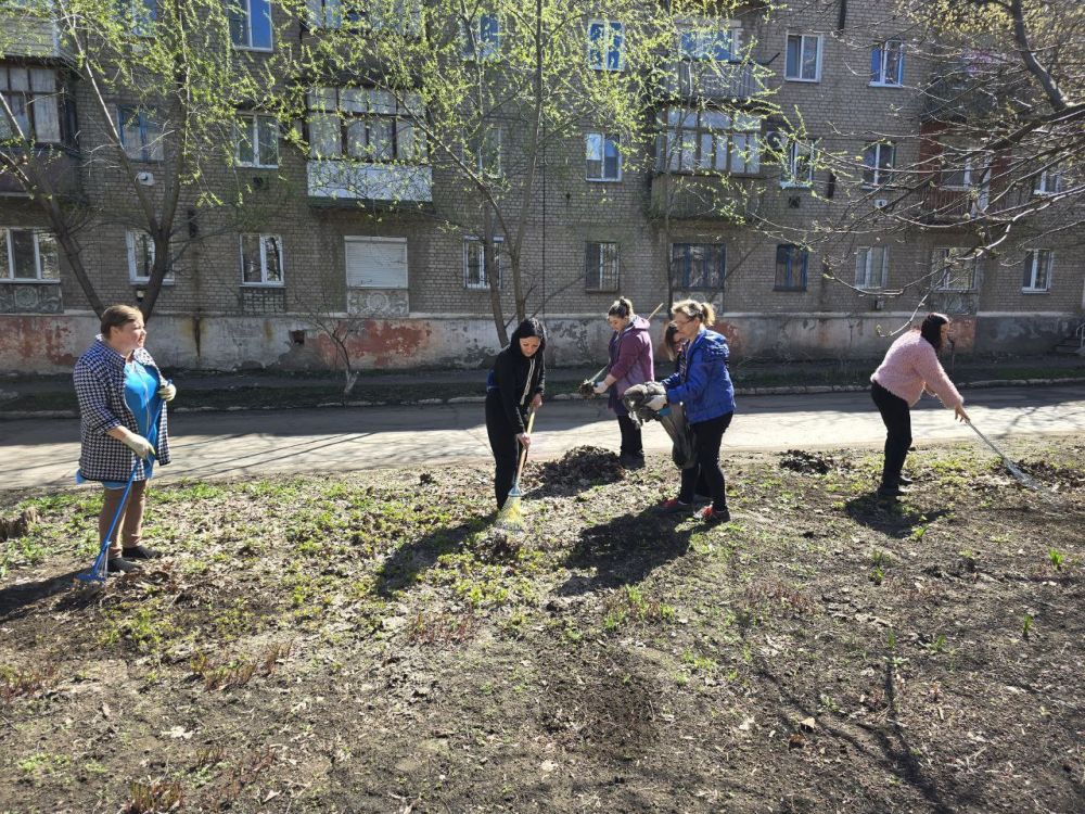 Субботники в Молодогвардейске продолжаются Субботники в Молодогвардейске продолжаются