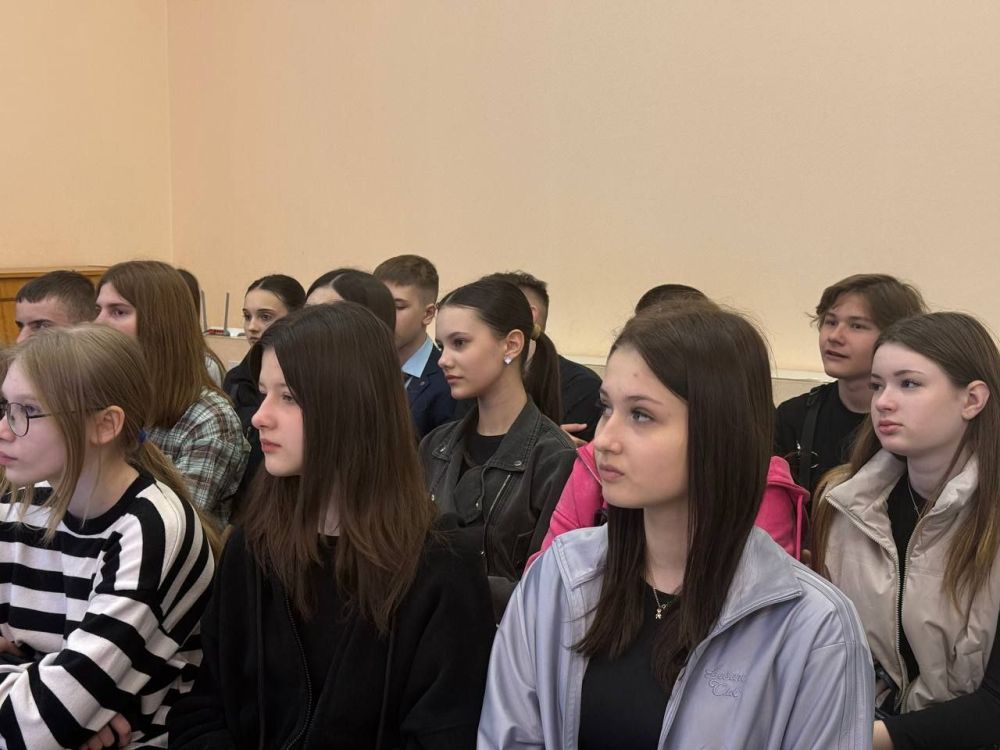В Международный день Интернета в Штабе ЕР прошла увлекательная лекция от луганского блогера Никиты Чулюкина для 8-классников школы № 57! В Международный день Интернета в Штабе ЕР прошла увлекательная лекция от луганского блогера Никиты Чулюкина для 8-классников школы № 57!