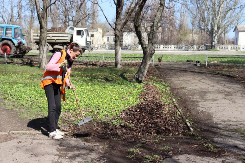 В Алмазной на территории сквера ж/д станции «Стаханов» жители провели субботник В Алмазной на территории сквера ж/д станции «Стаханов» жители провели субботник