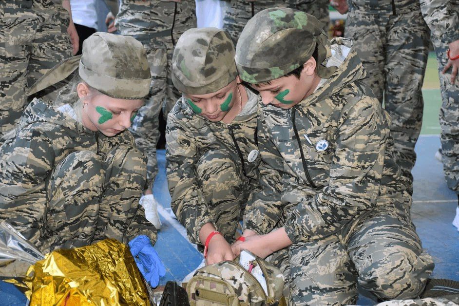 4 апреля в спортивном зале Краснодонской спортивной школы №1 состоялась первая фаза муниципального этапа Всероссийской военно-патриотической игры «Зарница», в которой приняли участие учащиеся младшей категории... 4 апреля в спортивном зале Краснодонской спортивной школы №1 состоялась первая фаза муниципального этапа Всероссийской военно-патриотической игры «Зарница», в которой приняли участие учащиеся младшей категории...