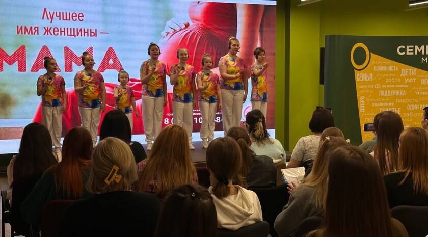 Праздничное мероприятие, посвященное предстоящему Дню беременных, прошло в Луганске в Доме молодежи Праздничное мероприятие, посвященное предстоящему Дню беременных, прошло в Луганске в Доме молодежи