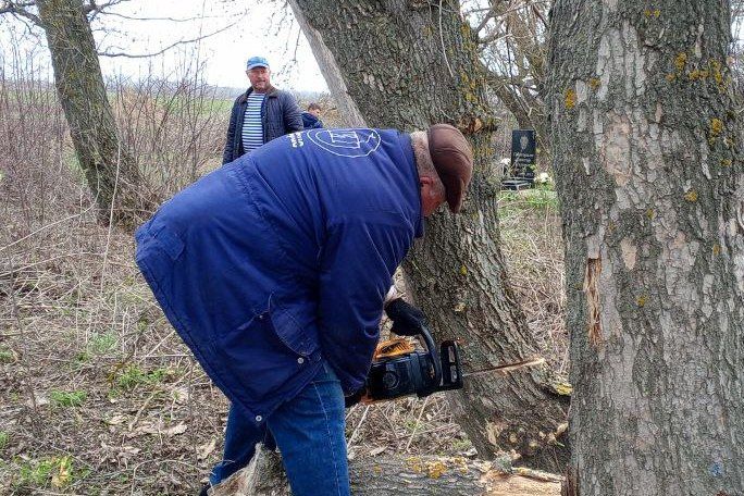 Жители провели благоустройство территории кладбища в селе Новоборовицы Жители провели благоустройство территории кладбища в селе Новоборовицы