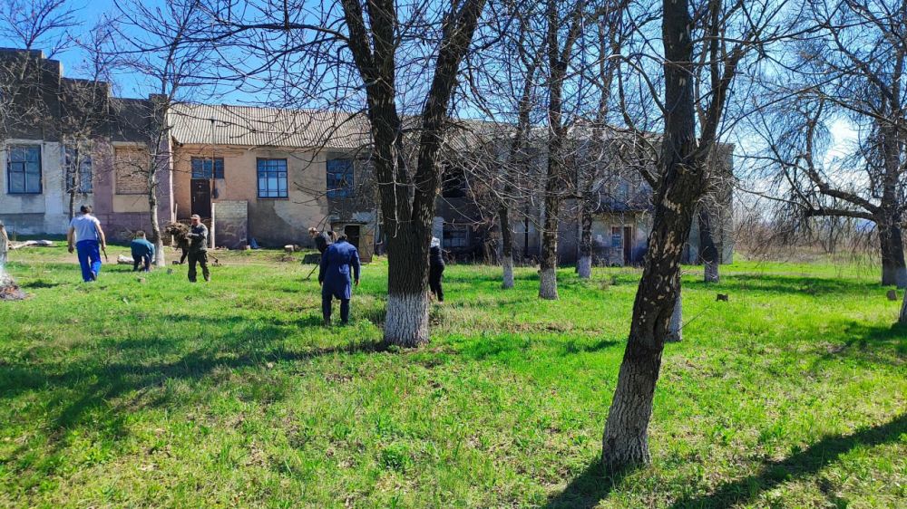 В поселке Энгельсово провели общественный субботник В поселке Энгельсово провели общественный субботник