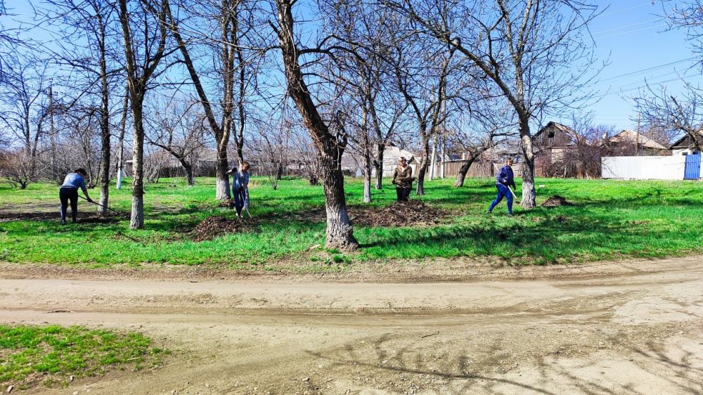 В поселке Энгельсово провели общественный субботник В поселке Энгельсово провели общественный субботник