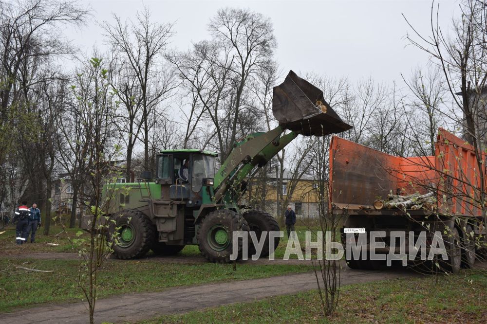 В Первомайске прошел субботник в рамках республиканской акции «Чистая Республика-2025», объявленной Главой ЛНР Леонидом Пасечником В Первомайске прошел субботник в рамках республиканской акции «Чистая Республика-2025», объявленной Главой ЛНР Леонидом Пасечником