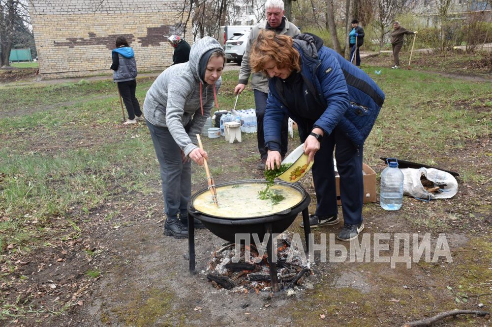 В Первомайске прошел субботник в рамках республиканской акции «Чистая Республика-2025», объявленной Главой ЛНР Леонидом Пасечником В Первомайске прошел субботник в рамках республиканской акции «Чистая Республика-2025», объявленной Главой ЛНР Леонидом Пасечником