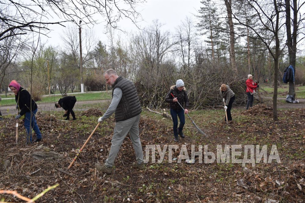 В Первомайске прошел субботник в рамках республиканской акции «Чистая Республика-2025», объявленной Главой ЛНР Леонидом Пасечником В Первомайске прошел субботник в рамках республиканской акции «Чистая Республика-2025», объявленной Главой ЛНР Леонидом Пасечником