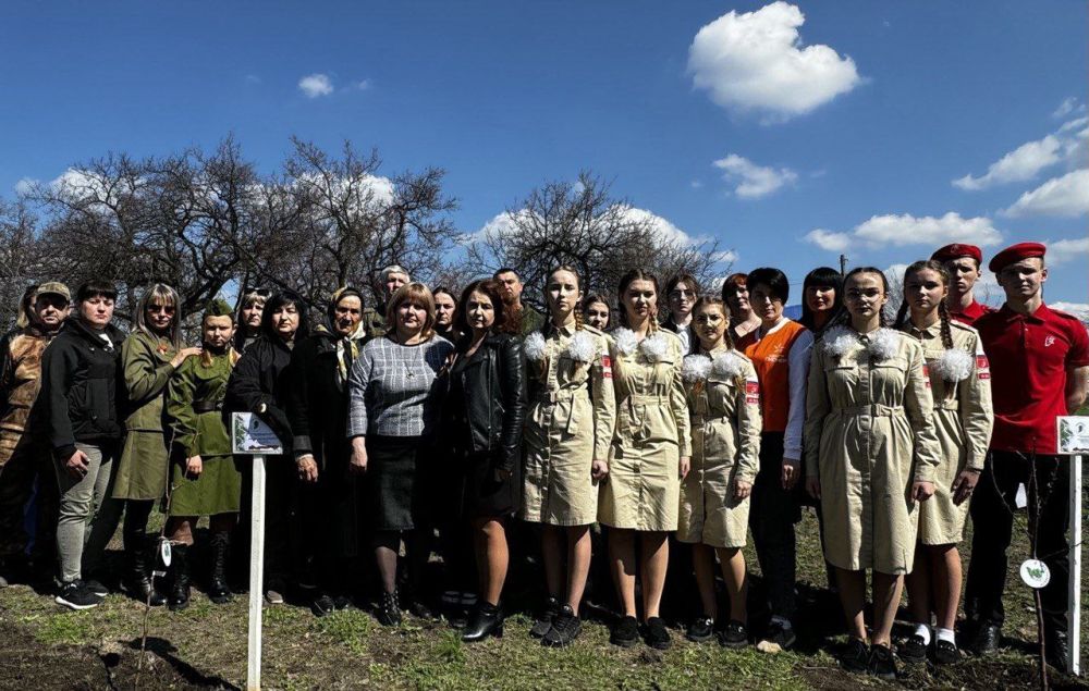 Депутат совета городского округа города Ровеньки,представитель КСВО ЛНР Анна Писаревская вместе с учащимися Депутат совета городского округа города Ровеньки,представитель КСВО ЛНР Анна Писаревская вместе с учащимися