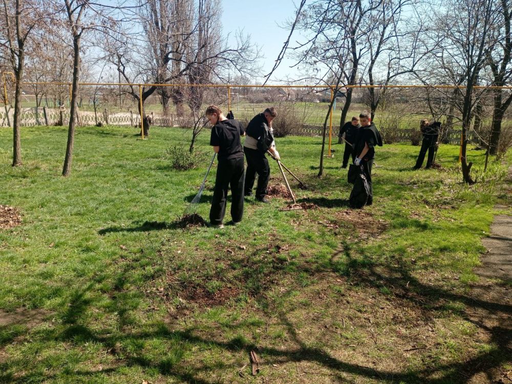 В селе Самсоновка провели общешкольный субботник В селе Самсоновка провели общешкольный субботник