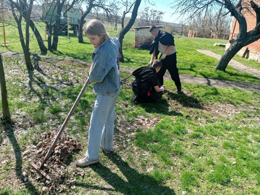 В селе Самсоновка провели общешкольный субботник В селе Самсоновка провели общешкольный субботник