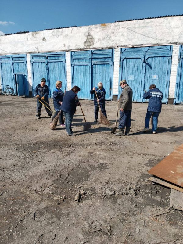 Сотрудники Луганскводы приняли участие в первом республиканском субботнике "Чистая Республика - 2025" Сотрудники Луганскводы приняли участие в первом республиканском субботнике "Чистая Республика - 2025"