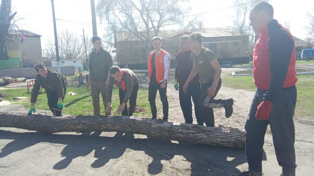 Сотрудники Валуйского отдела жизнеобеспечения организовали и провёли субботник по благоустройству прилегающей территории Сотрудники Валуйского отдела жизнеобеспечения организовали и провёли субботник по благоустройству прилегающей территории