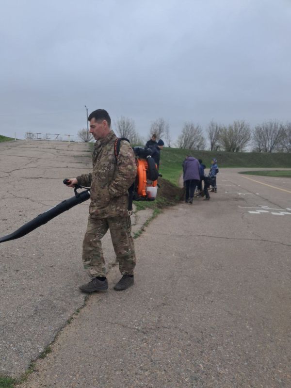 В рамках акции «Чистая Республика» и партийного проекта ЕР «Детский спорт», воспитанники станции юных техников и взрослые любители автоспорта провели субботник на картодроме В рамках акции «Чистая Республика» и партийного проекта ЕР «Детский спорт», воспитанники станции юных техников и взрослые любители автоспорта провели субботник на картодроме