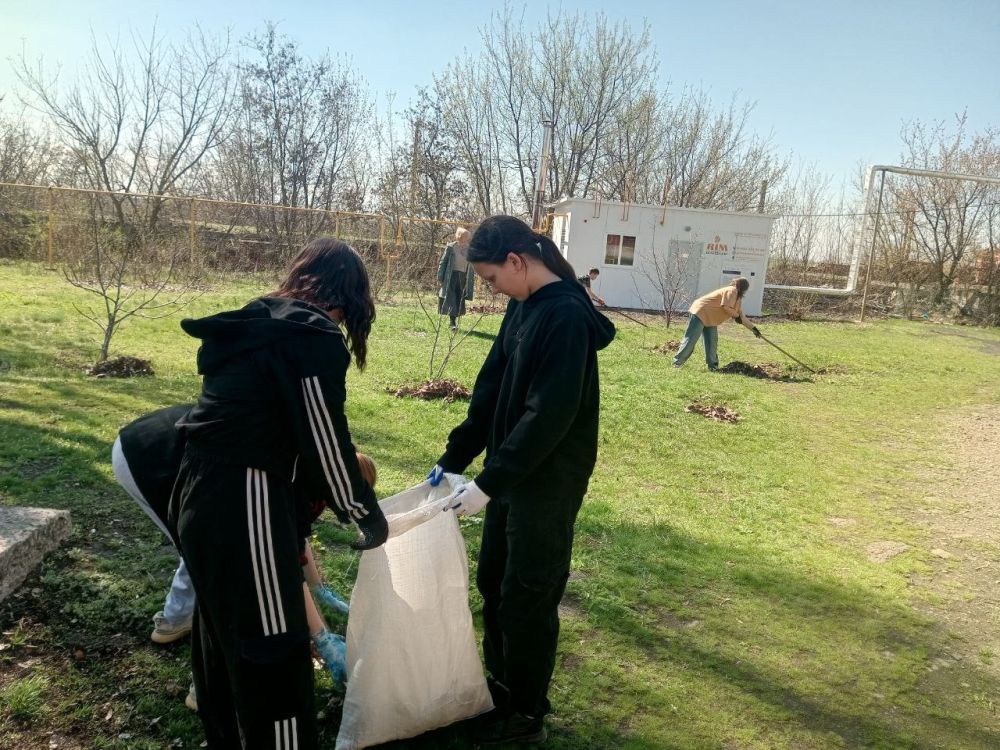 В селе Самсоновка провели общешкольный субботник В селе Самсоновка провели общешкольный субботник