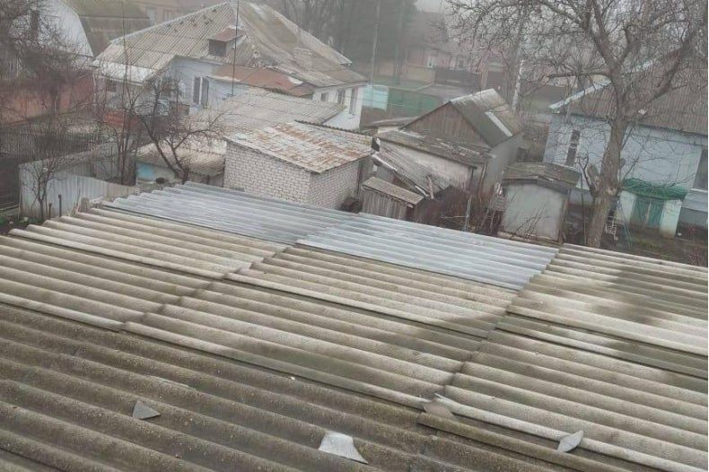 Работники аварийно-восстановительной бригады Тувы ремонтируют крыши Работники аварийно-восстановительной бригады Тувы ремонтируют крыши