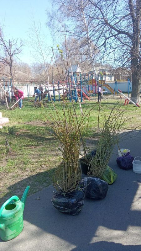 Сотрудники Валуйского отдела жизнеобеспечения организовали и провёли субботник по благоустройству прилегающей территории Сотрудники Валуйского отдела жизнеобеспечения организовали и провёли субботник по благоустройству прилегающей территории