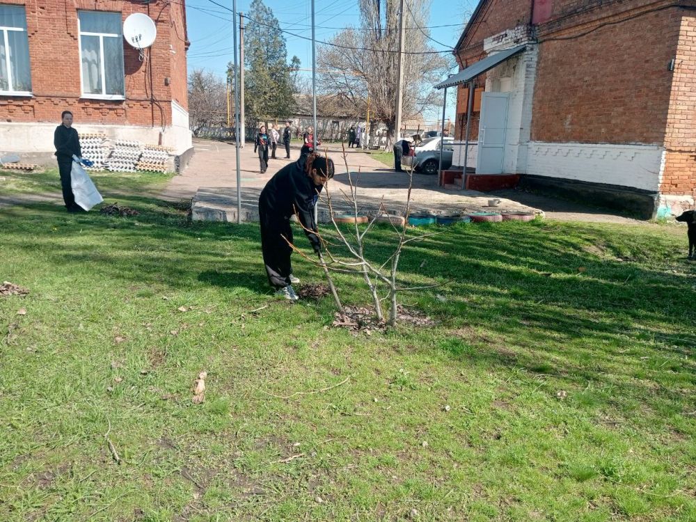 В селе Самсоновка провели общешкольный субботник В селе Самсоновка провели общешкольный субботник