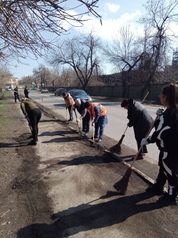 Сотрудники Луганскводы приняли участие в первом республиканском субботнике "Чистая Республика - 2025" Сотрудники Луганскводы приняли участие в первом республиканском субботнике "Чистая Республика - 2025"