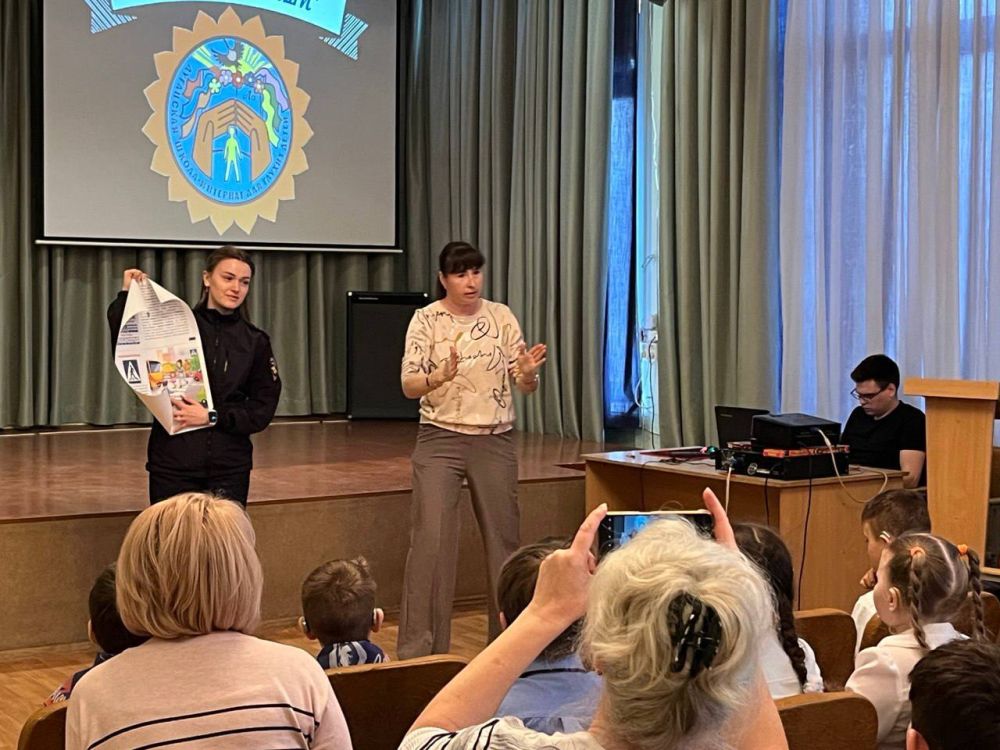 Сотрудники Центра ДиТН, ПБДД ГИБДД МВД по ЛНР провели беседу в Луганской специальной (коррекционной) школе-интернате для детей с нарушением слуховой функции Сотрудники Центра ДиТН, ПБДД ГИБДД МВД по ЛНР провели беседу в Луганской специальной (коррекционной) школе-интернате для детей с нарушением слуховой функции