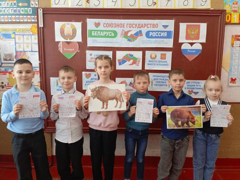 В учебных заведениях Лутугинского округа началась новая неделя с традиционного внеурочного занятия «Разговоры о важном» В учебных заведениях Лутугинского округа началась новая неделя с традиционного внеурочного занятия «Разговоры о важном»