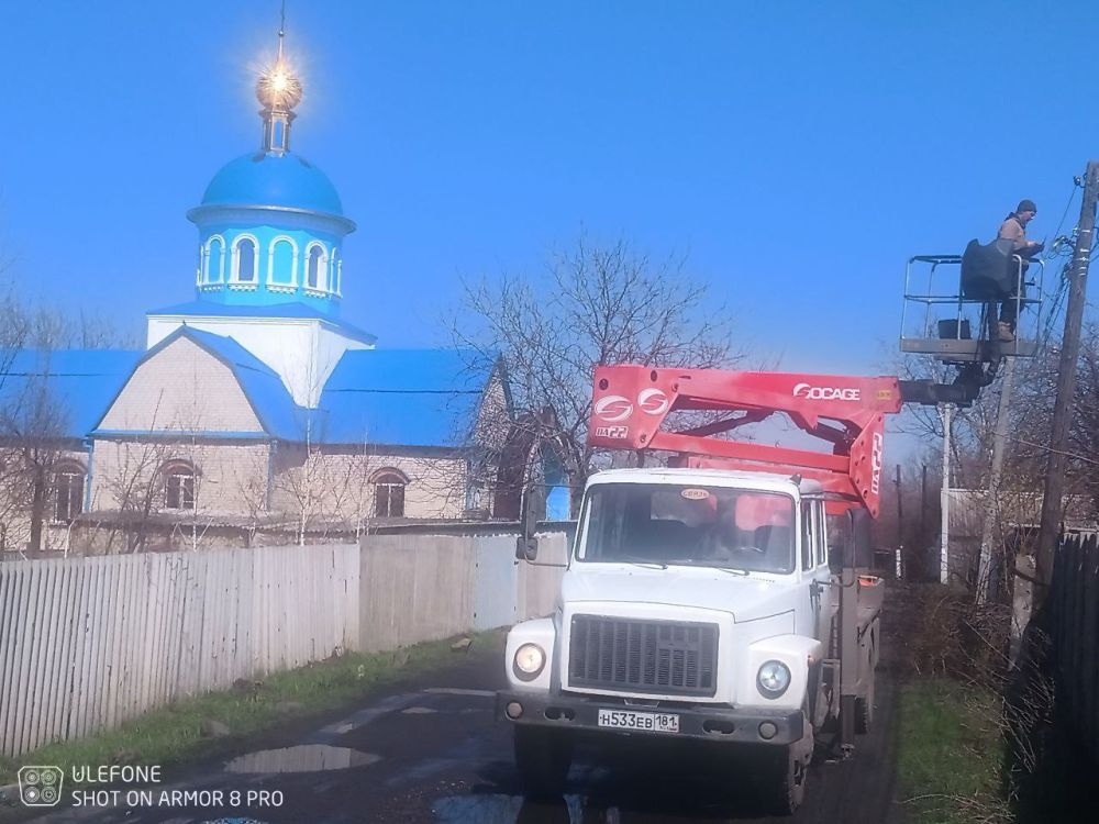 В пгт Ясеновский продолжаются работы по улучшению качества уличного освещения В пгт Ясеновский продолжаются работы по улучшению качества уличного освещения