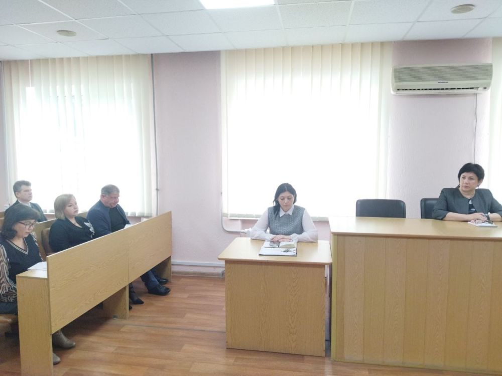 Глава городского округа город Ровеньки Андрей Рубанцов понедельник начал с традиционного рабочего совещания Глава городского округа город Ровеньки Андрей Рубанцов понедельник начал с традиционного рабочего совещания