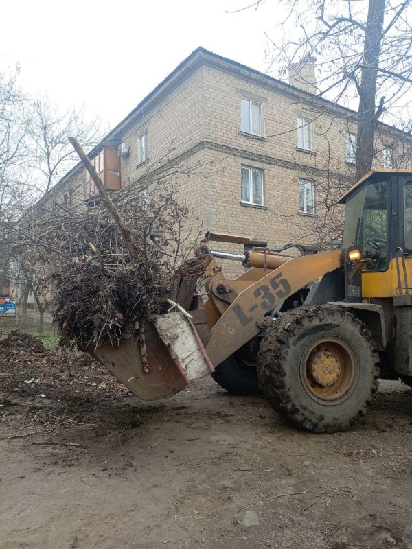 Коммунальные будни. Сегодня работники муниципального унитарного предприятия "Ровеньковское жилищно-коммунальное предприятие" активно занимаются уборкой и вывозом несанкционированных свалок с придомовых территорий... Коммунальные будни. Сегодня работники муниципального унитарного предприятия "Ровеньковское жилищно-коммунальное предприятие" активно занимаются уборкой и вывозом несанкционированных свалок с придомовых территорий...