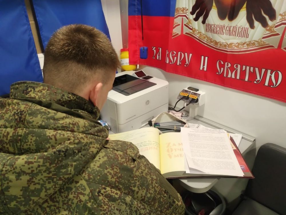 В рамках акции «Zа мир Отчизну Vместе победим» инициированной Луганским региональным отделение партии «Единая Россия» бойцы и ветераны боевых действий из рук в руки по всей республике передают рукописную книгу, где оставляют... В рамках акции «Zа мир Отчизну Vместе победим» инициированной Луганским региональным отделение партии «Единая Россия» бойцы и ветераны боевых действий из рук в руки по всей республике передают рукописную книгу, где оставляют...
