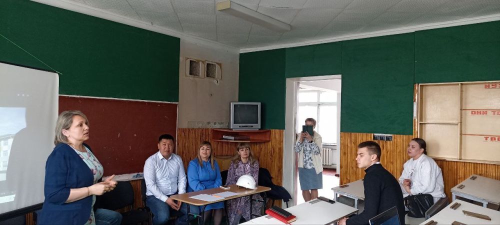 Олег Коваль: В рамках работы Штаба общественного и депутатского контроля за капитальным ремонтом Антрацитовской школы 3 состоялась рабочая встреча с родителями и обучающимися учебного учреждения Олег Коваль: В рамках работы Штаба общественного и депутатского контроля за капитальным ремонтом Антрацитовской школы 3 состоялась рабочая встреча с родителями и обучающимися учебного учреждения
