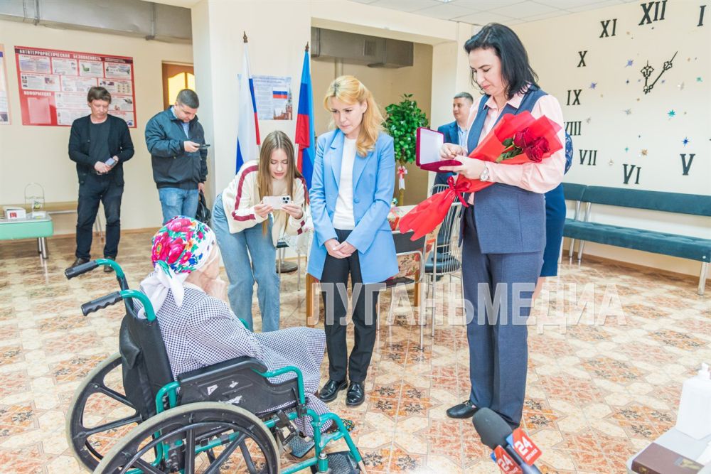 Ветеран Великой Отечественной стал почетным гражданином Луганска Ветеран Великой Отечественной стал почетным гражданином Луганска