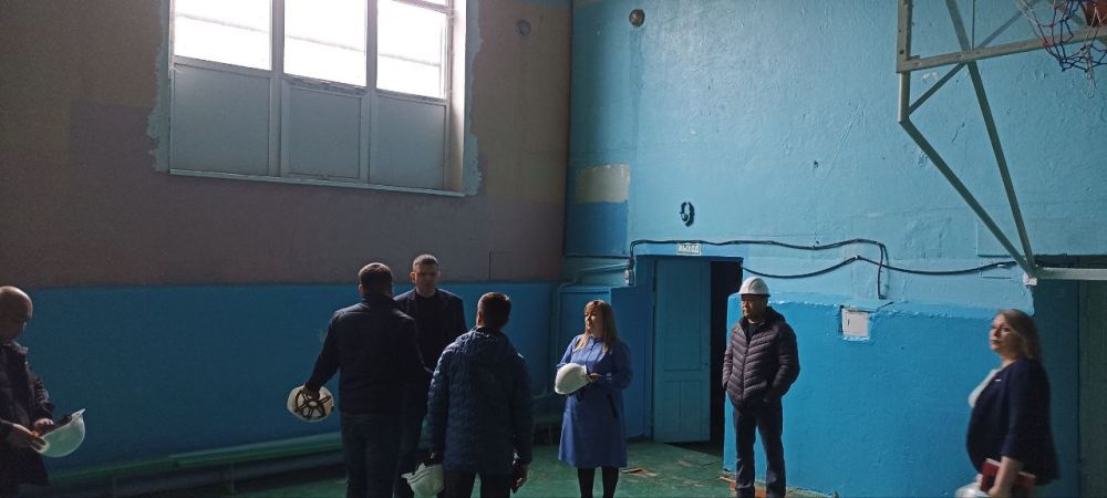 Олег Коваль: 7 апреля состоялось заседание Штаба общественного и депутатского контроля за капитальным ремонтом Антрацитовской школы 3, которая стала участником Федеральной программы "Модернизация школьных систем образования"... Олег Коваль: 7 апреля состоялось заседание Штаба общественного и депутатского контроля за капитальным ремонтом Антрацитовской школы 3, которая стала участником Федеральной программы "Модернизация школьных систем образования"...