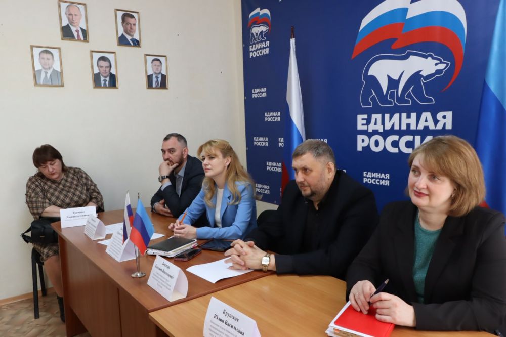 Евгений Бондарь: Сегодня с рабочим визитом в нашем округе побывала Сенатор Российской Федерации от исполнительной власти Луганской Народной Республики, заместитель председателя Комитета Совета Федерации по социальной... Евгений Бондарь: Сегодня с рабочим визитом в нашем округе побывала Сенатор Российской Федерации от исполнительной власти Луганской Народной Республики, заместитель председателя Комитета Совета Федерации по социальной...