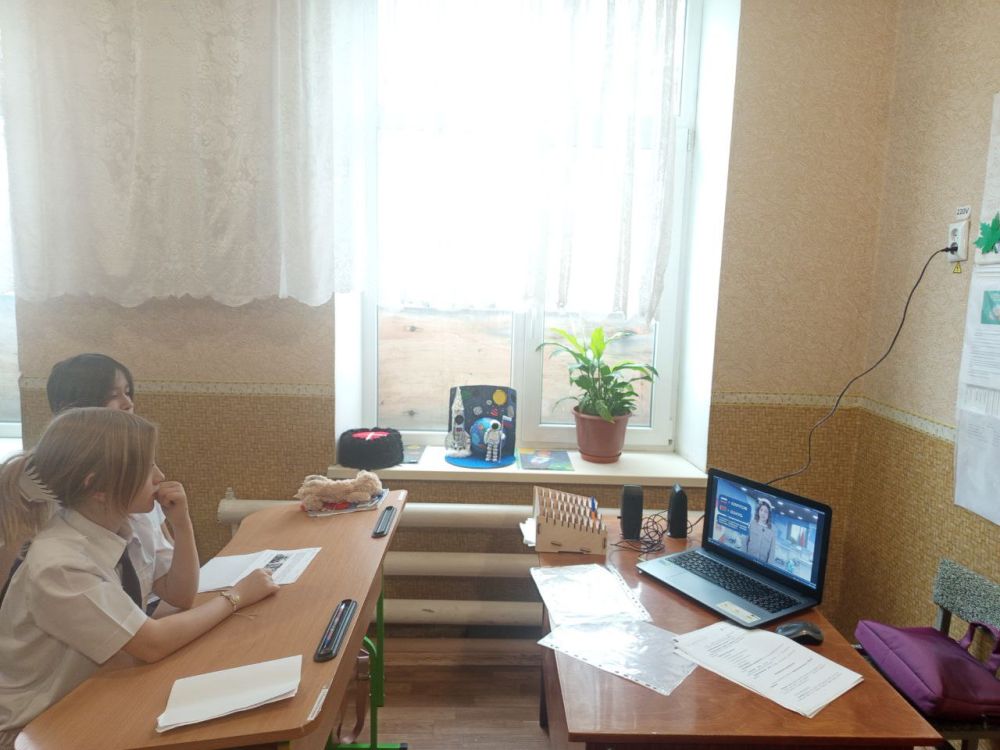 Каждый понедельник в ГБОУ ЛНР «Станично-Луганская средняя школа имени Грекова П.М.» проводится линейка с поднятием флага и исполнением гимна Российской Федерации Каждый понедельник в ГБОУ ЛНР «Станично-Луганская средняя школа имени Грекова П.М.» проводится линейка с поднятием флага и исполнением гимна Российской Федерации