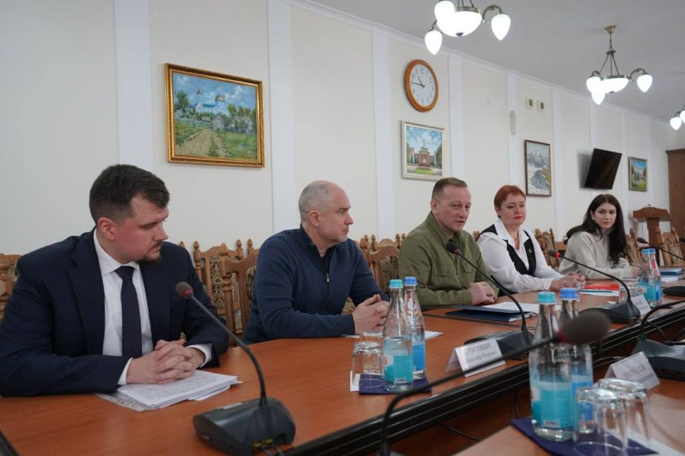 Глава ЛНР Леонид Пасечник встретился с заместителем руководителя Федерального казначейства Российской Федерации Эли Исаевым, приехавшим в Республику с целью проверить, как используются бюджетные средства на восстановление... Глава ЛНР Леонид Пасечник встретился с заместителем руководителя Федерального казначейства Российской Федерации Эли Исаевым, приехавшим в Республику с целью проверить, как используются бюджетные средства на восстановление...