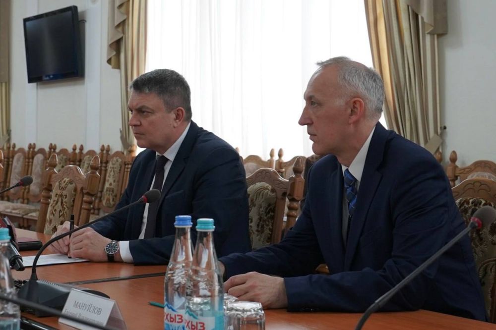 Глава ЛНР Леонид Пасечник встретился с заместителем руководителя Федерального казначейства Российской Федерации Эли Исаевым, приехавшим в Республику с целью проверить, как используются бюджетные средства на восстановление... Глава ЛНР Леонид Пасечник встретился с заместителем руководителя Федерального казначейства Российской Федерации Эли Исаевым, приехавшим в Республику с целью проверить, как используются бюджетные средства на восстановление...