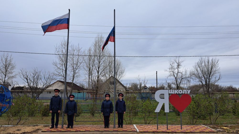 Каждый понедельник в ГБОУ ЛНР «Станично-Луганская средняя школа имени Грекова П.М.» проводится линейка с поднятием флага и исполнением гимна Российской Федерации Каждый понедельник в ГБОУ ЛНР «Станично-Луганская средняя школа имени Грекова П.М.» проводится линейка с поднятием флага и исполнением гимна Российской Федерации