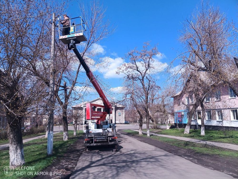 В пгт Ясеновский продолжаются работы по улучшению качества уличного освещения В пгт Ясеновский продолжаются работы по улучшению качества уличного освещения