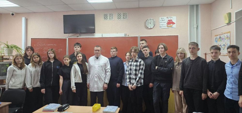 Здоровый образ жизни: главный врач Краснолучской больницы "Известий" прочитал лекцию учащимся школы № 20 г.Красный Луч Здоровый образ жизни: главный врач Краснолучской больницы "Известий" прочитал лекцию учащимся школы № 20 г.Красный Луч