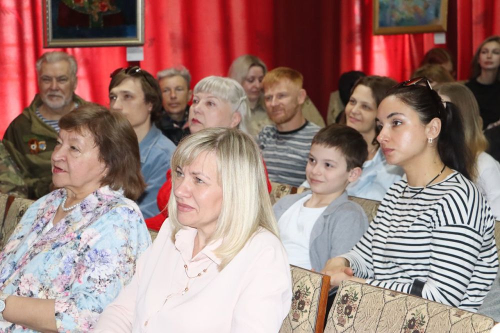 В Стахановском историко-художественном музее открылось «Пятое время года» В Стахановском историко-художественном музее открылось «Пятое время года»